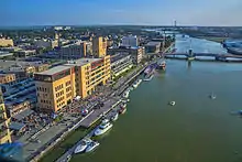 Vue aérienne de la baie de Green Bay bordée par la Fox River.