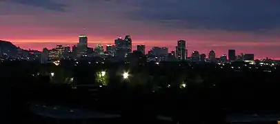 Couché de soleil sur le Centre-ville de Montréal vu d'un point surélevé à Verdun