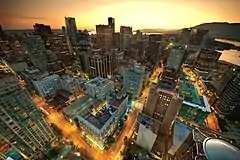 vue aérienne de nuit d'une zone urbaine faite de gratte-ciels