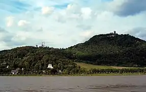 Drachenburg (à gauche) et les ruines du château fort de Drachenfels (à droite).