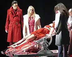 Photographique de la comédie musicale Dracula, personnages principaux de la scène 25 de l’Acte I
