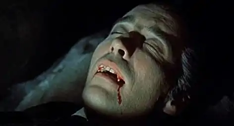 Christopher Lee dans Le Cauchemar de Dracula, sans connaissance.
