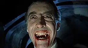 Christopher Lee en vampire terrifiant pour son rôle de Dracula.