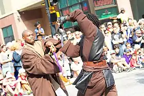 Cosplay représentant Mace Windu combattant Anakin Skywalker.