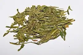 Thé vert Long Jing, forme aplatie.