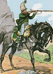 Un soldat vêtu de vert monté sur un grand cheval noir, de profil, tirant au fusil.