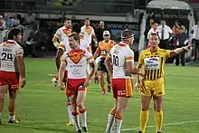 Photographie couleur du match entre St Helens RLFC et les Dragons Catalans