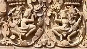 Dragons : détail du linteau de la porte principale de la tour centrale du Prasat Sikhoraphum, Thaïlande.