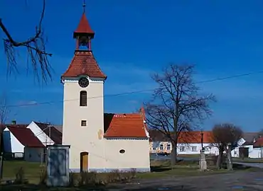 Église sur la place du village.