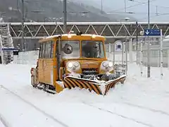 Draisine équipée de socs chasse-neige en action en gare de Bourg-Saint-Maurice.