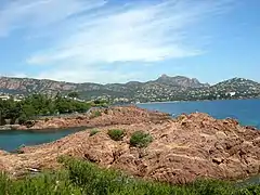 Entrée de la plage de Camp Long, baie d'Agay et massif de l'Esterel