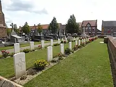 Le cimetière militaire et la Croix du sacrifice.