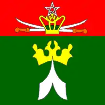 Un drapeau disposé en un rectangle rouge en haut ou sont croisées deux petites épées sous un diadème, la partie inférieure et dominante est un rectangle vert ou apparaît une grande épée à lame fourchue