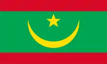 Le drapeau mauritanien : en bandes horizontales rouge-vert-rouge, avec un croissant lunaire et une étoile tous deux jaunes dans la bande verte.