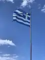 Le drapeau grec surmonté d'une croix, à proximité immédiate de la chapelle.