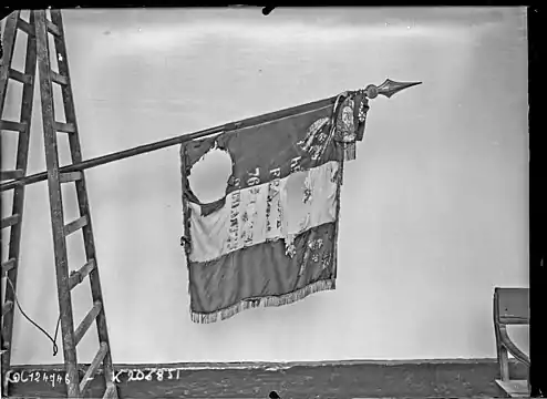 Le drapeau en lambeaux, en 1927