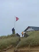 Cabane de la SNSM et drapeau rouge à Donnant.