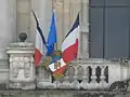 Porte-drapeaux au Palais du commerce, à Rennes (France).