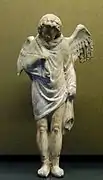 Éros drapé, figurine en terre cuite de Myrina, seconde moitié du Ier siècle av. J.-C. Musée du Louvre.
