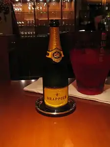 Présentation d'une bouteille Drappier brut au salon de champagne Vionys de Ginza à Tokyo (Japon).