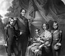 Léopold Ier et sa famille : de gauche à droite le futur Léopold II et son père en uniforme militaire, Charlotte, Louise en robe de cour et Philippe en uniforme militaire.