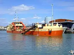 Drague à élinde au travail : le Cap Croisette à Port-la-Nouvelle