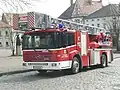 Grande échelle de pompiers sur un Econic modifié par Metz (Rosenbauer).