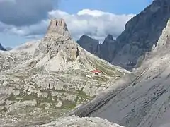 Le refuge Locatelli et la tour Toblin en arrière-plan.