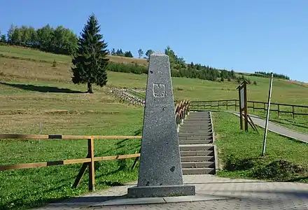 Borne en pierre marquant le tripoint.