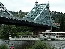 Un vapeur à roues à aubes de la Sächsische Dampfschiffahrt passe sous le pont (2000)