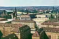 Vue aérienne du Neumarkt presque vide avec le Johanneum et les ruines de la Frauenkirche, 1972