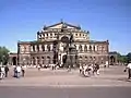 Le Semperoper de Dresde peut être catégorisé aussi bien dans la néo-renaissance prussienne (cf. palais du Rhin) que dans le néo-baroque.