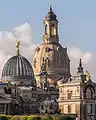 Le dôme en pierre de la Frauenkirche, avec en premier plan le dôme en verre de l'École supérieure des beaux-arts de Dresde