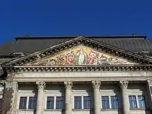 Fronton d'un bâtiment doté d'une fresque en couleur, présentant une femme couronnée (la Saxe) célébrée par des allégories des Arts et des revenus de l'État