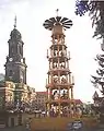 Grande pyramide (6 étages) du marché de Noël de Dresde, de jour