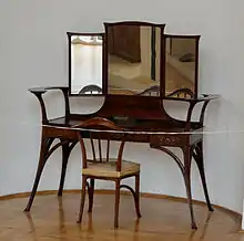 Coiffeuse avec chaise. Charles Plumet, 1896. Exposé au musée des arts décoratifs de Budapest. Acquis à Paris à l'exposition universelle de 1900.