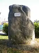 Menhir, sur la place.