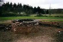 Vue d'un édifice ressemblant à la margelle octogonale d'un puits.