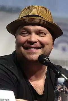 Drew Powell dans le rôle de l'inspecteur Collier