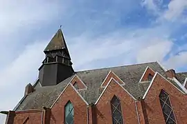 Détail architectural de l'église avec ses formes triangulaires.