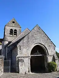 Façade de l'église et son porche couvert.