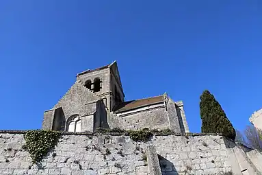 Vue des contreforts de l'église.