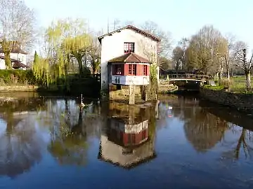 Le moulin de Chantemerle sur un bras de la Dronne.