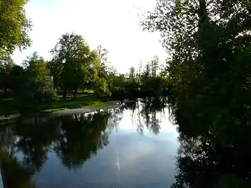 La Dronne au Moulin du Pont, entre Tocane-Saint-Apre (à gauche) et Montagrier.