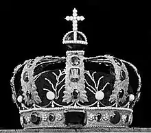 Photographie en noir et blanc de la couronne de la reine de Norvège.