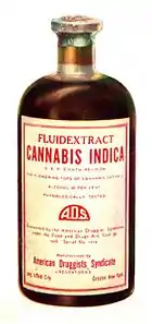 Photo d'une bouteille contenant un extrait liquide de cannabis