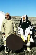 Danseurs de tambour près de la rivière Meliadine au Nunavut, le 22 juin 1995.