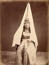 Tantûr porté par une Druze du Chouf (Liban), 1870