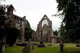 Vue du cimetière, du transept, de la nef et des bâtiments d'habitation.