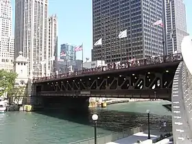 Le pont de Michigan Avenue, vu depuis l'escalier de la Riverwalk